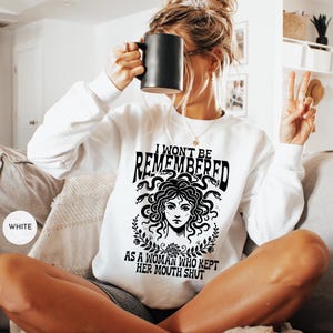 Sudadera Feminista &quot;No seré recordada como una mujer que mantuvo la boca cerrada&quot; Comfort Colors® / Sudadera Feminista &quot;Girl Power&quot;