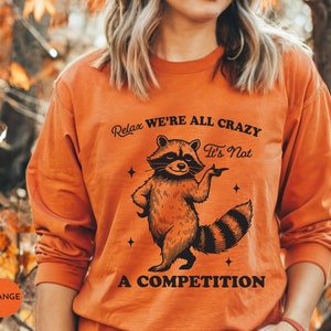 Entspannen Sie sich, wir sind alle verrückt, es ist kein Wettbewerb Waschbär-Sweatshirt | Lustige Sweatshirts für Frauen | Retro Vintage 90er Jahre Grafik Waschbär Shirt | S99