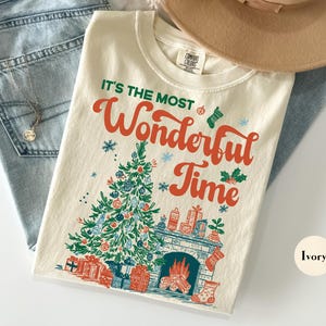 Camiseta navideña retro "Es la época más maravillosa" con colores cómodos® / Camiseta navideña vintage acogedora "Tis The Season" / Camiseta navideña Y2K