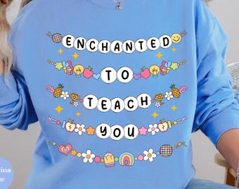 Felpa Enchanted To Teach You / Maglietta per insegnanti / Maglietta per il ritorno a scuola / Maglietta con braccialetto dell'amicizia per insegnanti / Felpa di apprezzamento
