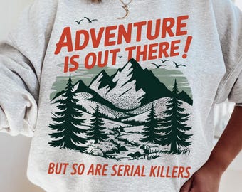 Sudadera con la frase "La aventura está ahí fuera" / "Pero también hay asesinos en serie" / Meme divertido del Y2K / Sudadera con humor sarcástico para viajes