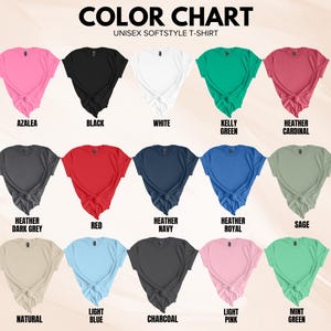 Puede incluir: Tabla de colores de camisetas unisex de estilo suave en varios colores, incluyendo Azalea, Negro, Blanco, Verde Kelly, Heather Cardinal, Heather Dark Grey, Rojo, Heather Navy, Heather Royal, Salvia, Natural, Azul Claro, Carb&oacute;n, Rosa Claro y Verde Menta.