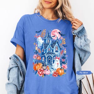Strahlendes Halloween-Shirt mit Geisterhaus-Motiv (Comfort Colors®) | Verspieltes Halloween-T-Shirt mit Geister- und Fledermausmotiv | Retro-Halloween-Shirt mit Blumen- und Kürbismotiv (Y2K) Bild 9