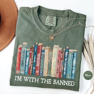 Ich bin mit dem verbotenen Comfort Colors® Shirt | Banned Books Shirt | Lesen verboten Bücher | Bücherwurm T-Shirt | Bücherwurm-Shirt | Booktok Bibliothekar Shirt