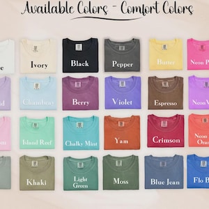 K&ouml;nnte beinhalten: Eine Farbkarte mit vierundzwanzig T-Shirts in verschiedenen Farbt&ouml;nen mit der Aufschrift Available Colors - Comfort Colors. Die T-Shirts sind in einem Raster angeordnet und umfassen die Farben Wei&szlig;, Elfenbein, Schwarz, Pfeffer, Butter, Neonpink, Orchidee, Chambray, Beere, Violett, Espresso, Neonviolett, Bl&uuml;te, Inselriff, Kreideminze, Yamswurzel, Karmesinrot, Neonrot-Orange, Bucht, Khaki, Hellgr&uuml;n, Moos, Blaue Jeans und Flo-Blau.