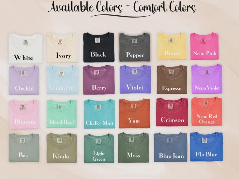 K&ouml;nnte beinhalten: Eine Farbkarte mit vierundzwanzig T-Shirts in verschiedenen Farbt&ouml;nen mit der Aufschrift Available Colors - Comfort Colors. Die T-Shirts sind in einem Raster angeordnet und umfassen die Farben Wei&szlig;, Elfenbein, Schwarz, Pfeffer, Butter, Neonpink, Orchidee, Chambray, Beere, Violett, Espresso, Neonviolett, Bl&uuml;te, Inselriff, Kreideminze, Yamswurzel, Karmesinrot, Neonrot-Orange, Bucht, Khaki, Hellgr&uuml;n, Moos, Blaue Jeans und Flo-Blau.
