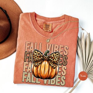 Herbst Vibes Kürbis Halloween Komfort Colors® T-Shirt | Retro Herbst Halloween Shirt Sweatshirts | kokette Kürbis | Hemden für Frauen | S168