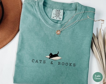 Cats And Books Comfort Colors® Shirt | Katzenliebhaber Shirt | Bücherwurm T-Shirt | Bücherwurm-Shirt | Booktok T-Shirt | Bibliothekarin | Geschenk für Leser