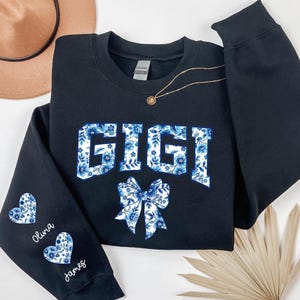 Custom Gigi Blue Toile Sweatshirt with Grand Kids Names | Christmas Gift  | Birthday Gift | Mother&#39;s Day Gift For Grandma | Nana Gift