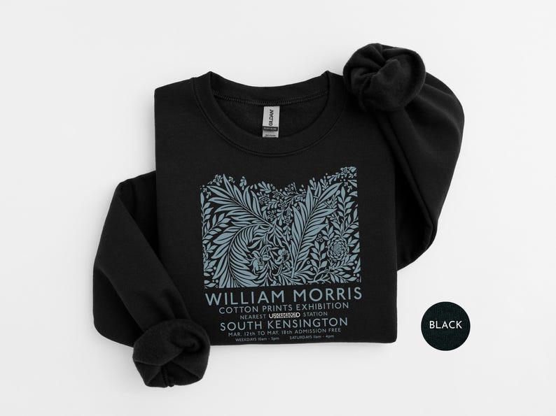 Puede incluir: Sudadera negra de cuello redondo con un dise&ntilde;o floral en tonos azules y grises. El dise&ntilde;o incluye el texto "WILLIAM MORRIS COTTON PRINTS EXHIBITION" y otros detalles. Una sudadera de estilo cl&aacute;sico.