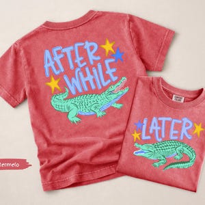 Camiseta Kids Later Gator Comfort Colors® con estampado / Parte delantera y trasera. Camiseta After A While con estampado de cocodrilo / Camiseta After While con estampado de cocodrilo y caimán para niños. imagen 14