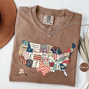 Chemise Comfort Colors® carte de l'Amérique des États-Unis | Chemise graphique esthétique en patchwork de versets bibliques des États-Unis | Chemise 4 juillet | Chemise drapeau USA 1776