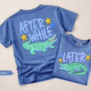 Camiseta Kids Later Gator Comfort Colors® con estampado / Parte delantera y trasera. Camiseta After A While con estampado de cocodrilo / Camiseta After While con estampado de cocodrilo y caimán para niños. imagen 6