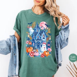 Strahlendes Halloween-Shirt mit Geisterhaus-Motiv (Comfort Colors®) | Verspieltes Halloween-T-Shirt mit Geister- und Fledermausmotiv | Retro-Halloween-Shirt mit Blumen- und Kürbismotiv (Y2K) Bild 3