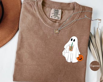 Fantôme mignon buvant du café T-shirt d'Halloween Comfort Colors® | T-shirt fantôme | Chemise femme Halloween | Chemise Spooky Season Ghost Ice Coffee