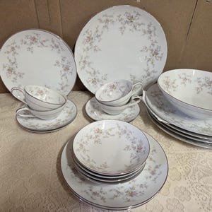 Dinnerware Set Noritake Arlene Dainty Floral Border 22 pcs