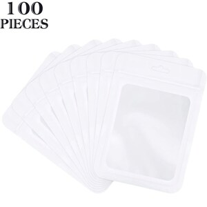 Puede incluir: Un paquete de 100 bolsas de pl&aacute;stico blancas con una ventana transparente y un agujero para colgar. Las bolsas est&aacute;n dise&ntilde;adas para empaquetar art&iacute;culos peque&ntilde;os.