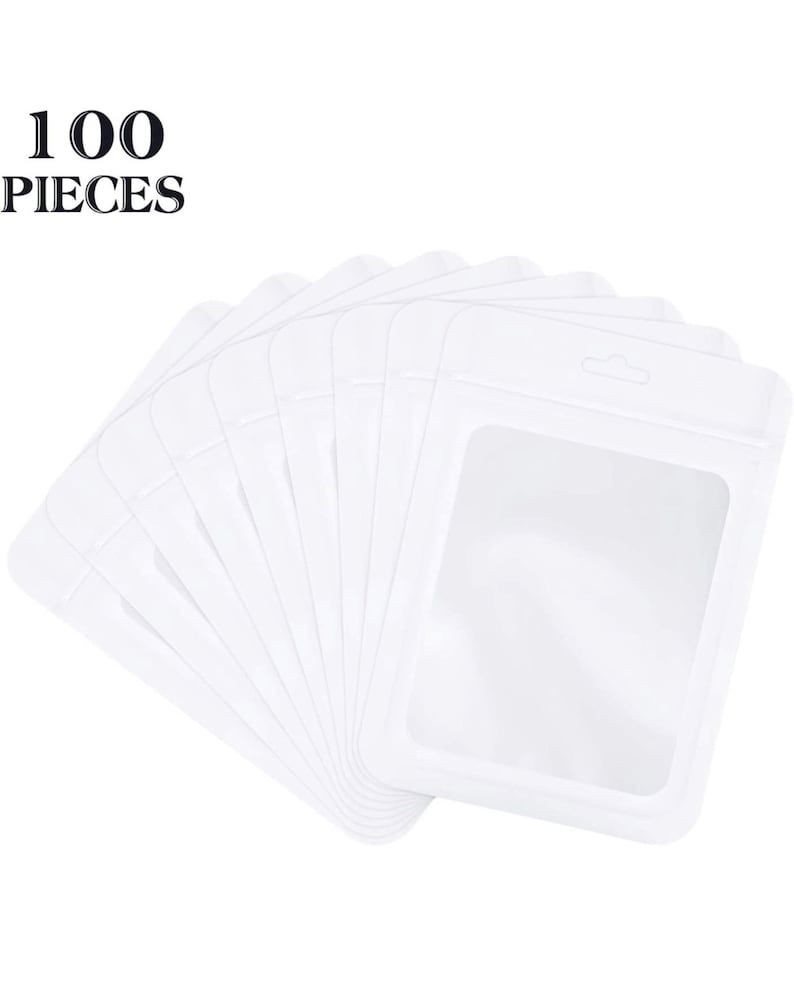 Puede incluir: Un paquete de 100 bolsas de pl&aacute;stico blancas con una ventana transparente y un agujero para colgar. Las bolsas est&aacute;n dise&ntilde;adas para empaquetar art&iacute;culos peque&ntilde;os.