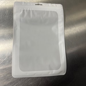 Puede incluir: Una bolsa de pl&aacute;stico blanca resellable con una ventana transparente. La bolsa tiene un agujero para colgar en la parte superior.