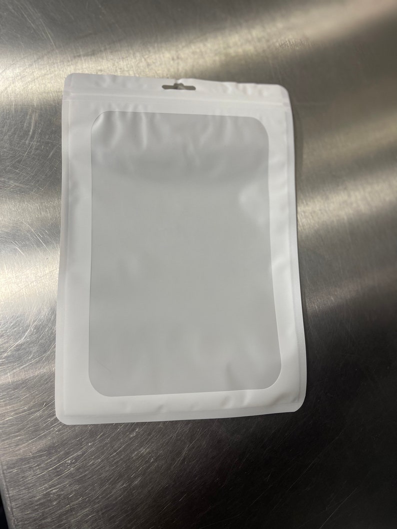 Puede incluir: Una bolsa de pl&aacute;stico blanca resellable con una ventana transparente. La bolsa tiene un agujero para colgar en la parte superior.