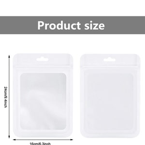 Puede incluir: Dos bolsas transparentes de pl&aacute;stico con cierre de cremallera y una ventana rectangular. Las bolsas miden 24 cm de alto y 16 cm de ancho.