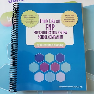 Könnte beinhalten: Ein blaues Spiralbuch mit dem Titel "Think Like an FNP FNP Certification Review School Companion" von Illustrated Nursing. Das Cover zeigt Text und Grafiken, darunter mehrfarbige sechseckige Formen und zwei gelbe, aufkleberartige Elemente.