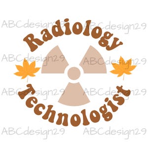 Può includere: Un design grafico con le parole "Radiology Technologist" in marrone, arcuate attorno a un simbolo di radiazione beige. Due foglie d'acero arancioni affiancano il simbolo. Lo sfondo è bianco.