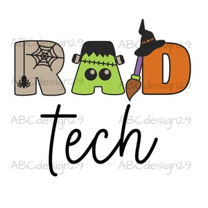 Puede incluir: Un gráfico con temática de Halloween con las palabras "RAD tech". La letra "R" presenta una telaraña y una araña, "A" es un monstruo de Frankenstein, y "D" tiene un sombrero de bruja y una escoba. La palabra "tech" está en cursiva.