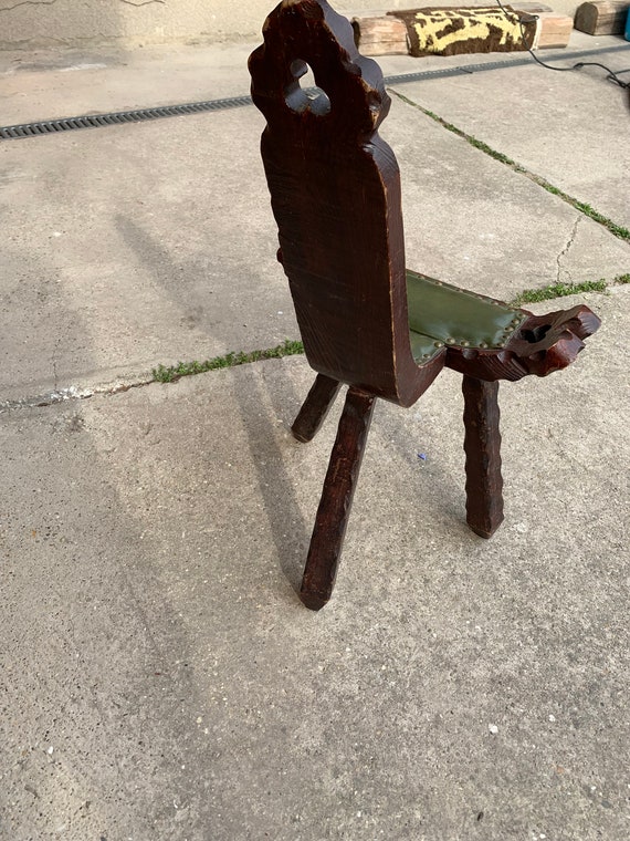 家具 Spanish Brutalist Chair in Wood, 1960s Antique Spanish Brutalist Chair 1960s 3 Leg Wooden Carved