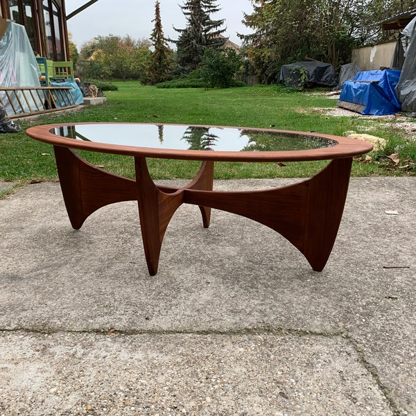 Table basse ovale en teck astro avec plateau en verre par Victor Wilkins pour G-Plan, années 1960