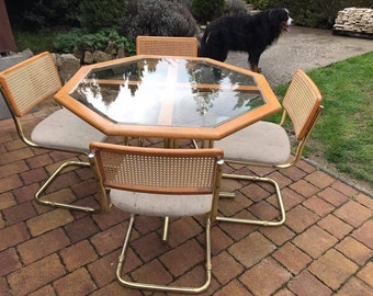 Achthoekige eettafel van messing en glas en 4 stoelen