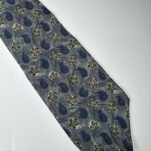 Vintage 1970&#39;s 100% Silk Floral Pattern Tie • 417  Van Heusen Brand