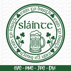 Op de afbeelding: Een groene cirkel met de tekst "Erin go bragh" in een cirkel rond het woord "sláinte" en een gestileerd beeld van een glas bier.