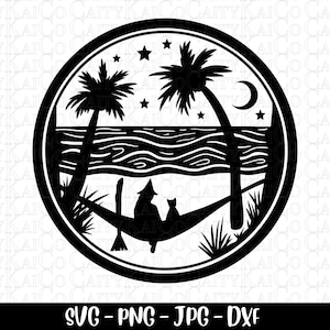 以下が含まれることがあります： ビーチの2本のヤシの木の間のハンモックに座っている魔女と猫の白黒シルエットデザイン。デザインは、空に星と三日月のある円の中にあります。