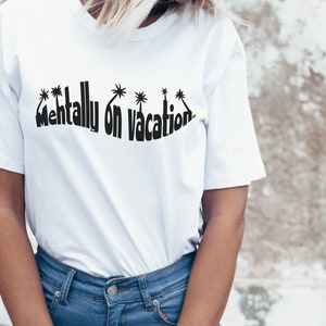 Puede incluir: Camiseta blanca con texto negro que dice "Mentally on vacation" con palmeras a cada lado del texto.