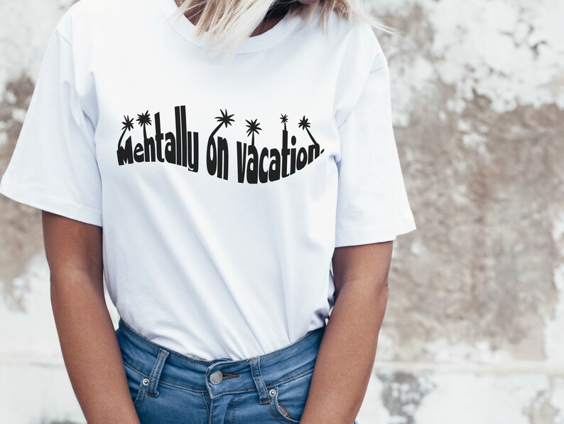 Puede incluir: Camiseta blanca con texto negro que dice "Mentally on vacation" con palmeras a cada lado del texto.