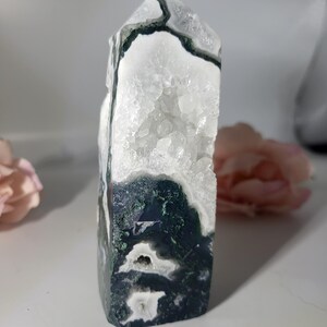 以下が含まれることがあります： 白と緑の瑪瑙のポイントで、自然なドゥルージー仕上げが施されています。クリスタルは研磨されており、表面は滑らかです。ポイントは約7.6cmの高さです。