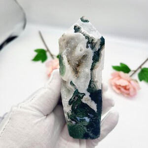 以下が含まれることがあります： 緑と白の瑪瑙のポイントで、ユニークな自然なパターンがあります。クリスタルは磨かれており、滑らかでガラスのような仕上がりです。