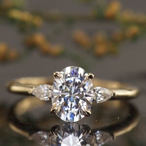 14K geelgouden jubileumring met ovale vorm en drie moissanite stenen, verlovingsring, jubileumcadeau, beloftesring, trouwring met peervormige accenten