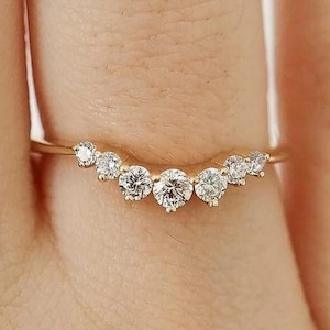 Delikatna obrączka ślubna z wyciętymi diamentami w oprawie Pave Stackable Curved Lab Diamond Wedding Band 14k żółte złoto Curved Lab Diamond Wedding Band, Curved Lab-Grown Band