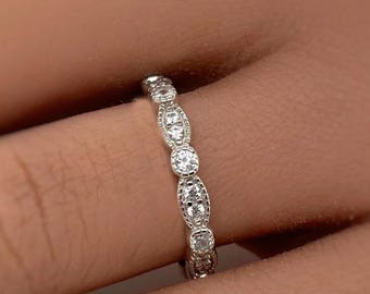 Anello eternity Art Déco con moissanite ovale e fascia a grana fine, in oro massiccio 14 carati, ideale per nozze, anelli impilabili e fedi nuziali abbinate.