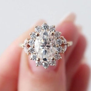 Anello con alone di diamanti da laboratorio ovale da 2,5 CT Anello di fidanzamento con diamante da laboratorio con alone ovale in oro rosa 14k Delicato anello con alone di diamanti da laboratorio ovale