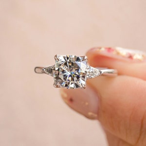 2.5CT Kissen Moissanite Verlobungsring 14KGold drei Stein Hochzeit Ringkissen Drei-Stein-Ring, Versprechen Ring, Jahrestag Geschenk für Frau
