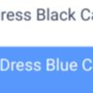 Puede incluir: Dos ilustraciones de mujeres con batas y gorros de graduaci&oacute;n. La primera mujer lleva un vestido azul y un gorro negro. La segunda mujer lleva un vestido blanco y un gorro azul. El texto debajo de cada ilustraci&oacute;n dice "1 Vestido azul Gorro negro y bata" y "2 Vestido blanco Gorro azul y bata".