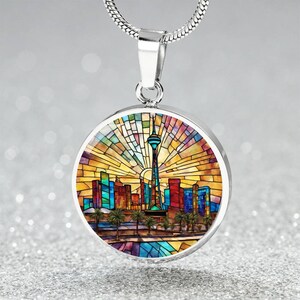 Collar con colgante redondo con apariencia de vitral del horizonte de Las Vegas en oro o plata, regalo de joyería moderno para ella, regalo de recuerdo de la suerte de Las Vegas