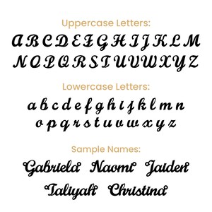 K&ouml;nnte beinhalten: Eine Grafik mit Gro&szlig;- und Kleinbuchstaben in einer kursiven Schriftart sowie Beispielnamen, die in der gleichen Schriftart geschrieben sind. Der Text lautet: "Gro&szlig;buchstaben: A B C D E F G H I J K L M N O P Q R S T U V W X Y Z Kleinbuchstaben: a b c d e f g h i j k l m n o p q r s t u v w x y z Beispielnamen: Gabriela Naomi Jaiden Taliyaft Christina"