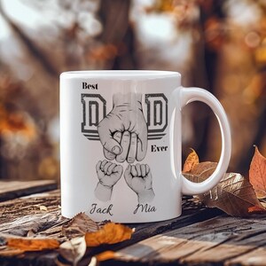 Benutzerdefinierte haltende Papas Handbecher, personalisierte Väter Kaffeetasse mit Kindernamen, Vatertagsgeschenk, Papa Becher, Opa Becher, Fist Bump, Kindernamen