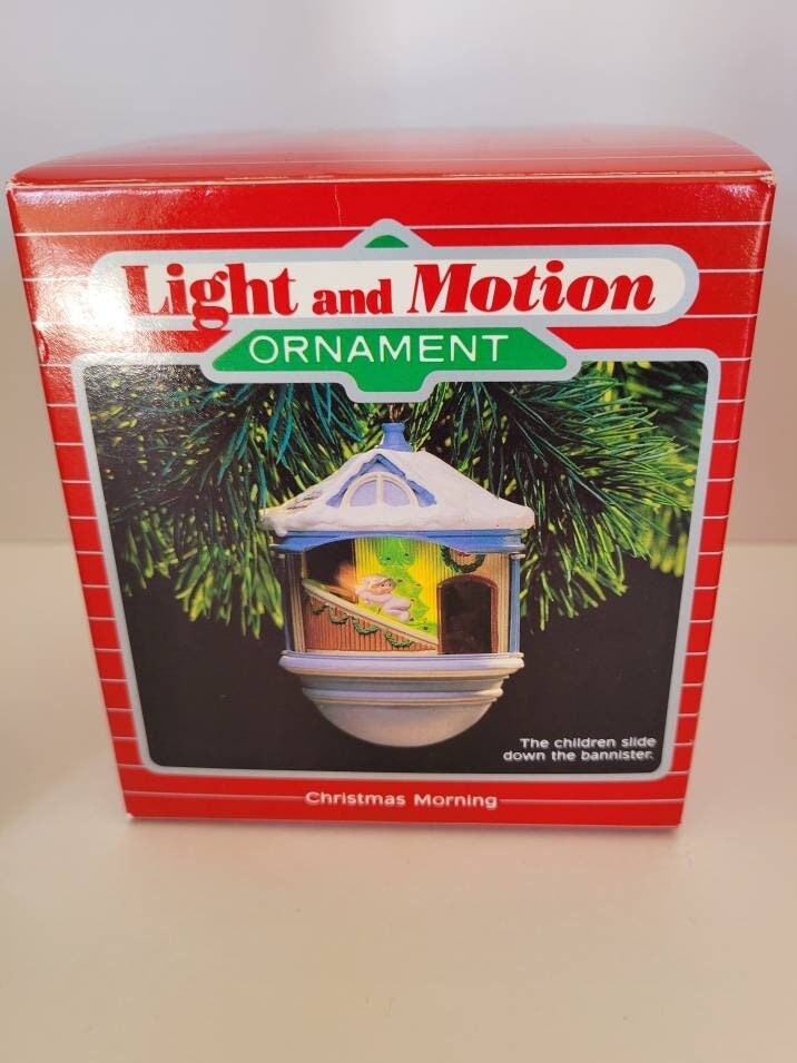 Hallmark Keepsake Ornament Lght and Moton on Wth the Show Santa as a
