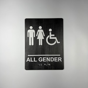 Letrero para baño que cumple con la ADA con Braille - Acrílico con textura de veta de madera carbonizada - Letrero personalizado para baño para todos los géneros con silla de ruedas