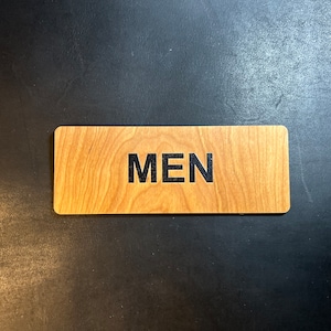 Placa de porta de banheiro masculino de madeira maciça de 6&quot; x 2,25&quot; - Placas personalizadas da Lakeshore Sign Co.